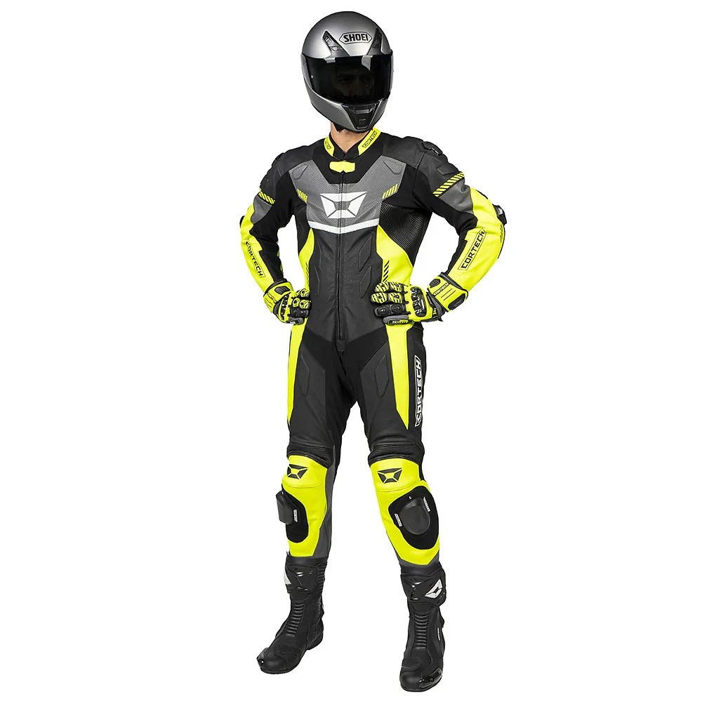 Primer plano de la construcción y material del REVO SPORT AIR Traje de cuero Cortech - Moto Garage Miami
