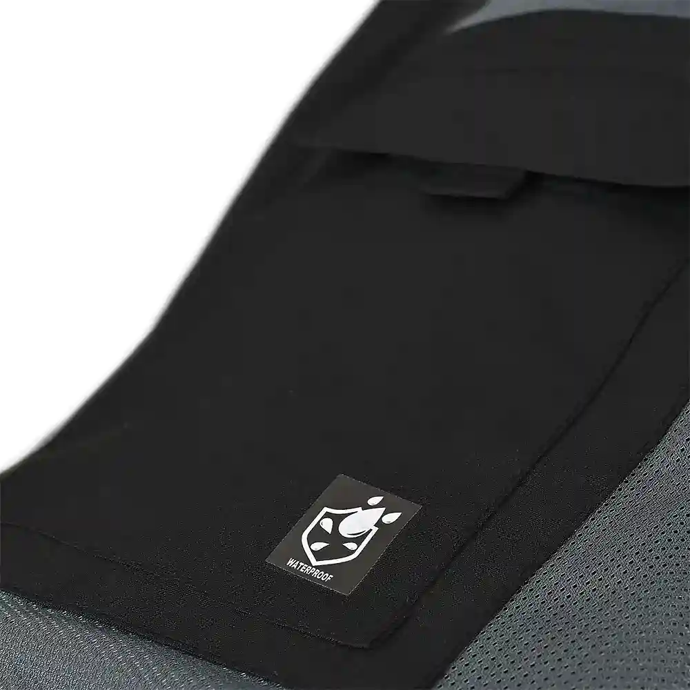Vista frontal y diseño de calota del Adventure Lite Mesh Chaqueta Tourmaster - Moto Garage Miami