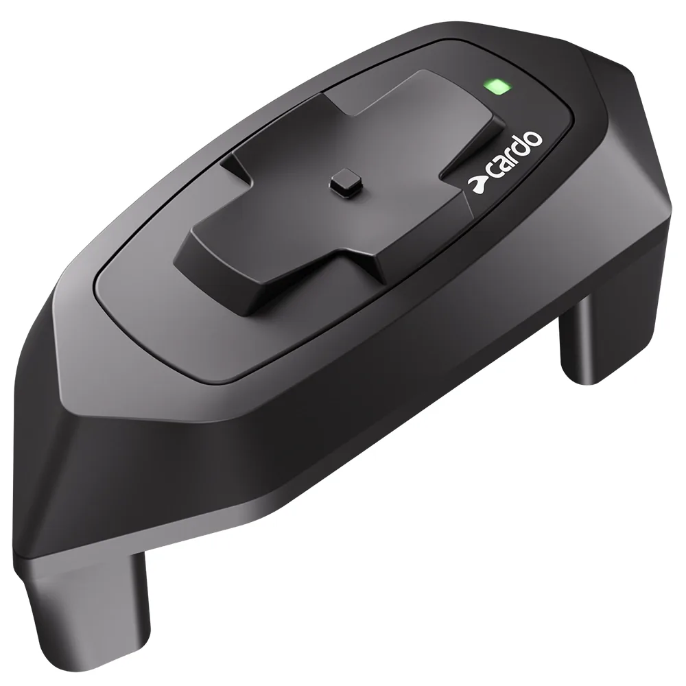 Dispositivo intercomunicador Cardo negro para casco de motocicleta, con botón central y LED verde, vista angular.