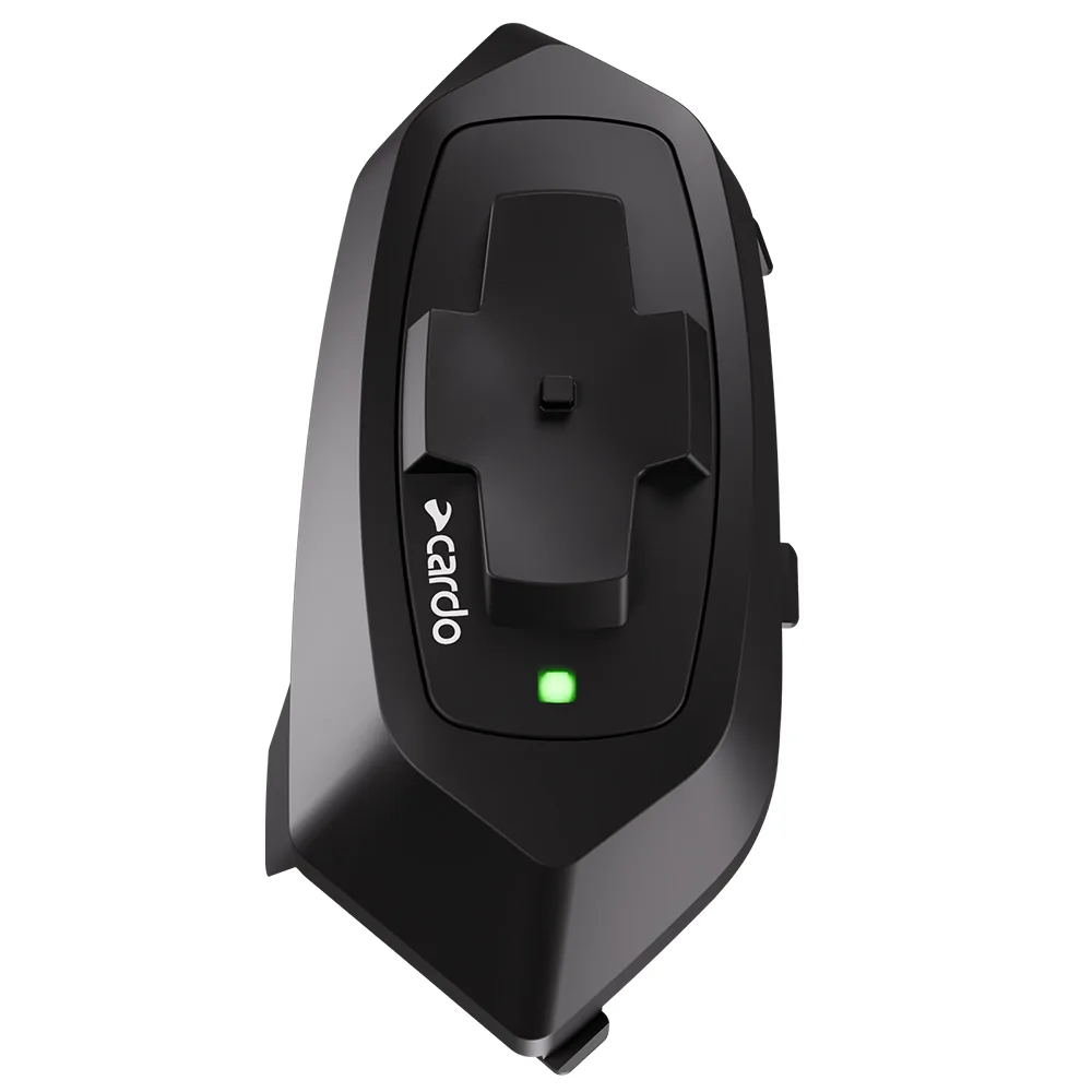 Dispositivo de comunicación Cardo Packtalk Edge en color negro, con botones de control integrados y logotipo de Cardo visible, con una luz LED verde encendida.