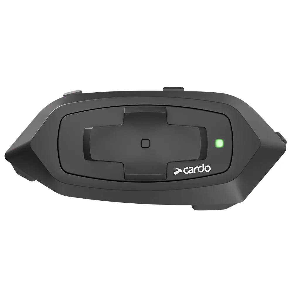 Dispositivo intercomunicador Cardo para casco de motocicleta, color negro, con logo Cardo blanco y luz indicadora LED verde.