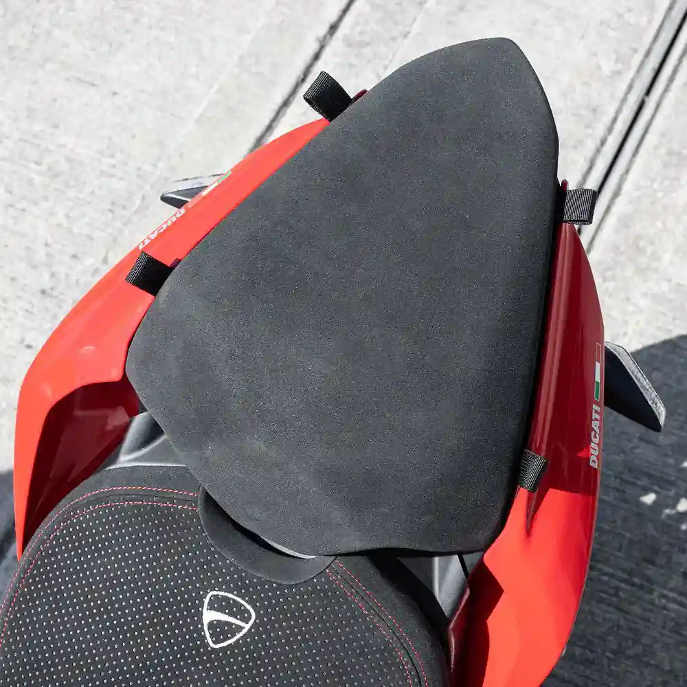 Detalle posterior y spoiler integrado del equipamiento Montaje US-DRYPACK DUCATI PANIGALE V4 - Moto Garage Miami