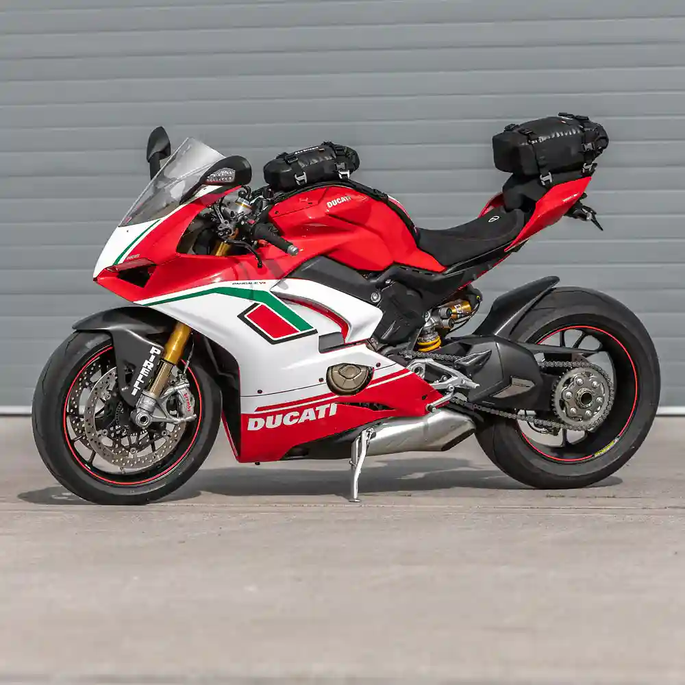 Primer plano de la construcción y material del Montaje US-DRYPACK DUCATI PANIGALE V4 - Moto Garage Miami