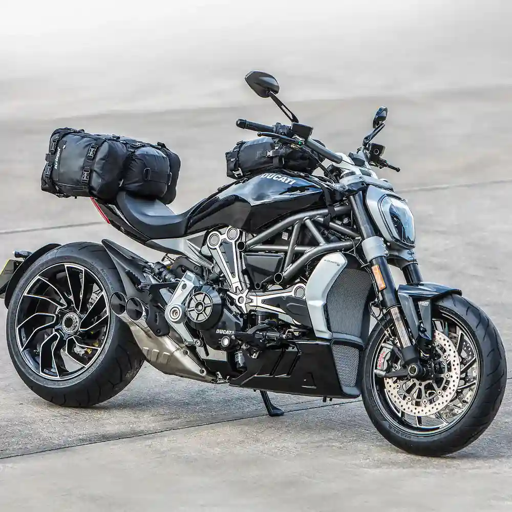 Primer plano de la construcción y material del Montaje US-DRYPACK DUCATI XDIAVEL - Moto Garage Miami
