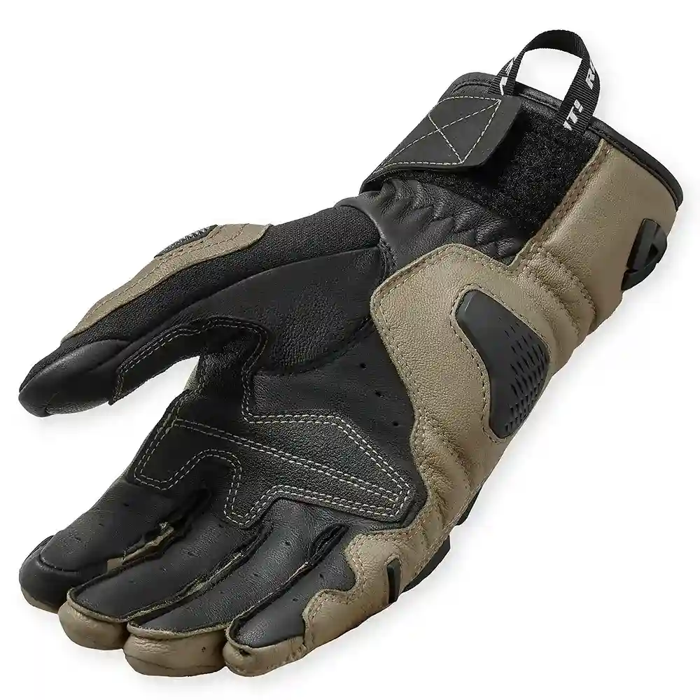 Detalle posterior y spoiler integrado del equipamiento Sand 5 / Guantes REV'IT! - Moto Garage Miami