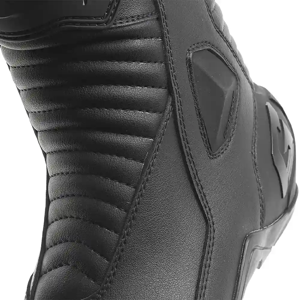 Perfil aerodinámico y sistema de ventilación del G_RT NEGRO - Moto Garage Miami