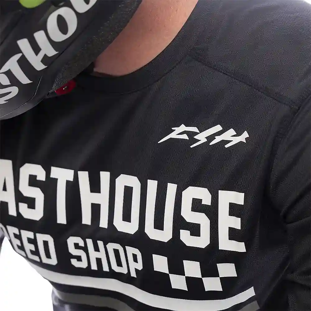 Vista frontal y diseño de calota del Grindhouse Hudson / Jersey Fasthouse - Moto Garage Miami