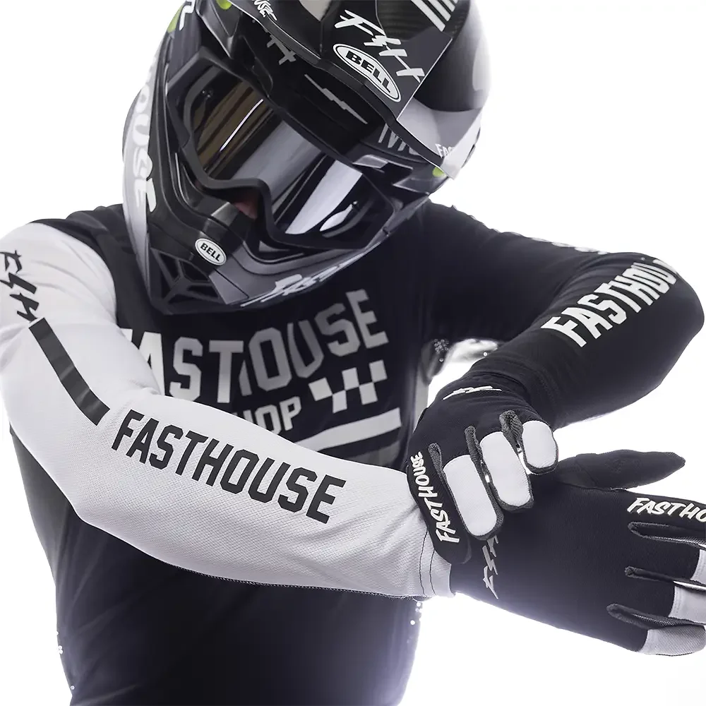 Detalle posterior y spoiler integrado del equipamiento Grindhouse Hudson / Jersey Fasthouse - Moto Garage Miami