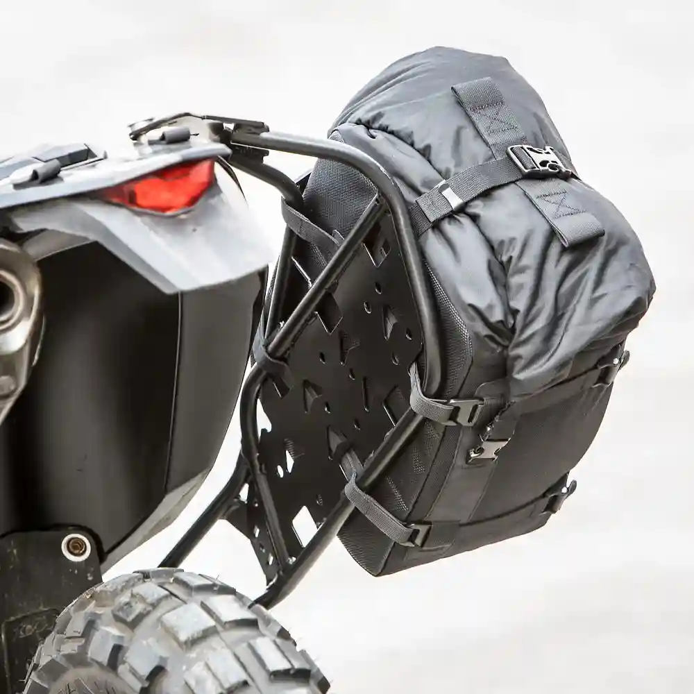Acabados interiores y sistema de retención del modelo Kriega OS-18 ADVENTURE Pack - Moto Garage Miami