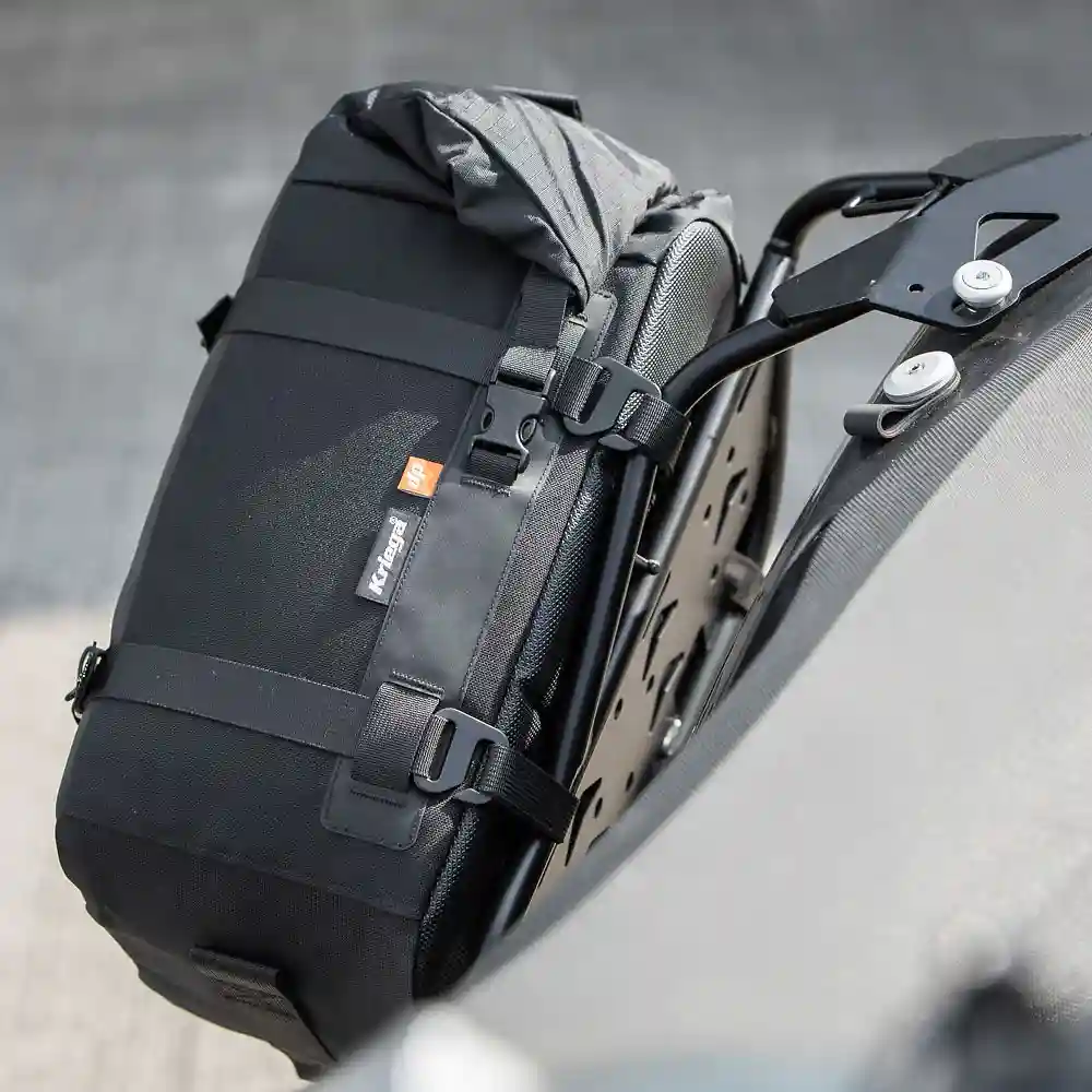 Primer plano de la construcción y material del Kriega OS-18 ADVENTURE Pack - Moto Garage Miami