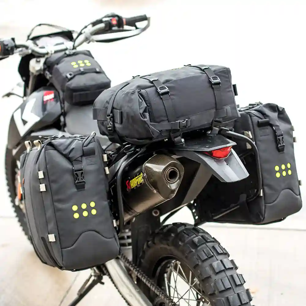 Vista frontal y diseño de calota del Kriega OS-18 ADVENTURE Pack - Moto Garage Miami