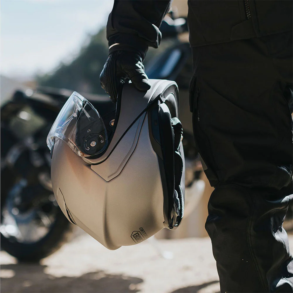 Vista frontal y diseño de calota del NEOTEC 3 / Casco SHOEI - Moto Garage Miami