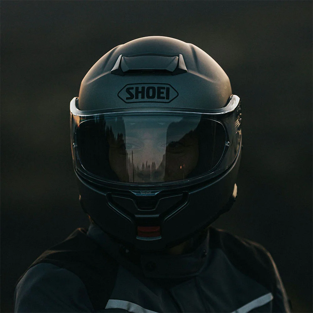 Vista frontal y diseño de calota del NEOTEC 3 / Casco SHOEI - Moto Garage Miami
