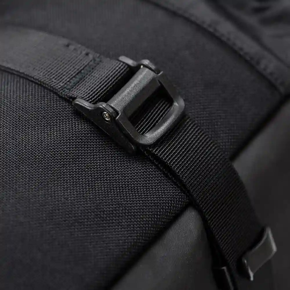 Acabados interiores y sistema de retención del modelo Kriega OS-6 ADVENTURE PACK - Moto Garage Miami