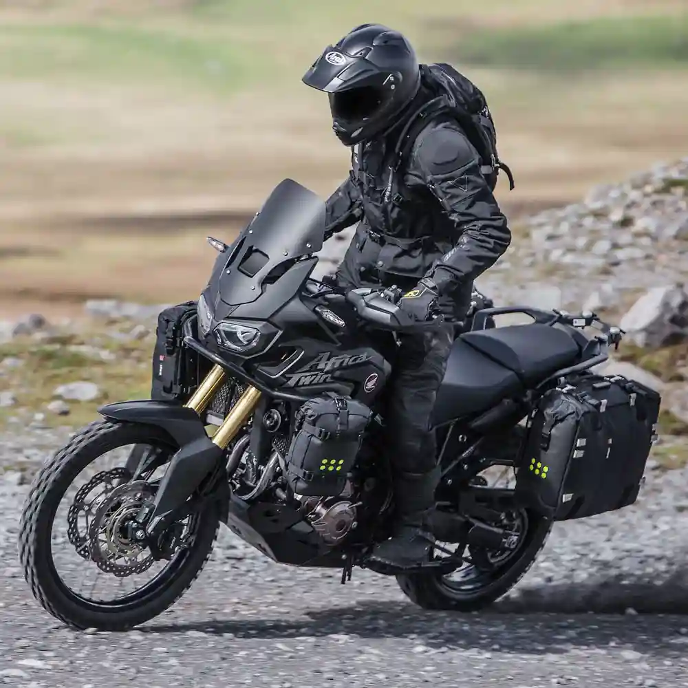 Vista frontal y diseño de calota del Kriega OS-6 ADVENTURE PACK - Moto Garage Miami