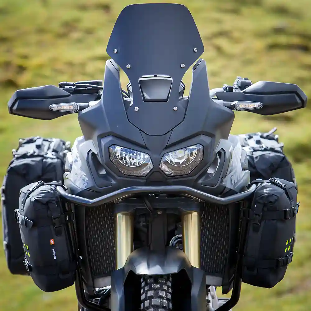 Detalle posterior y spoiler integrado del equipamiento Kriega OS-6 ADVENTURE PACK - Moto Garage Miami