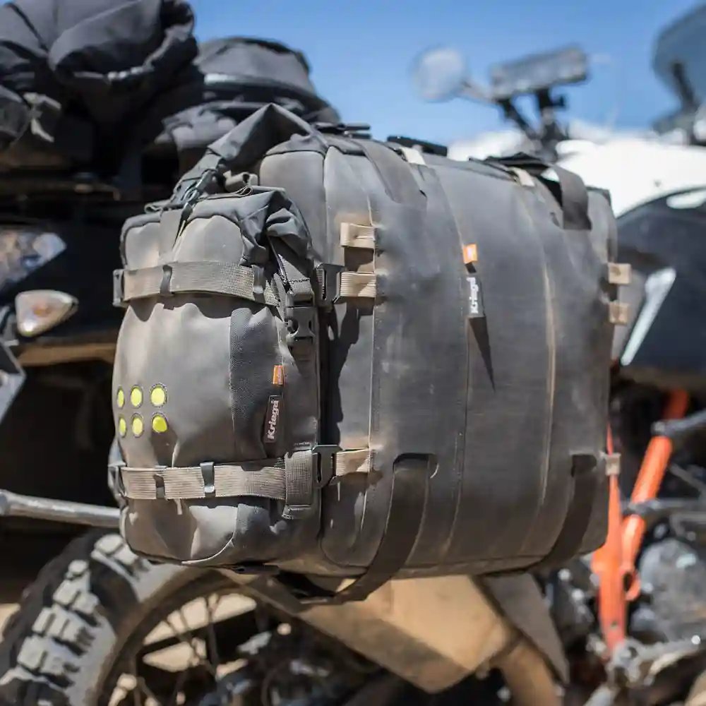 Acabados interiores y sistema de retención del modelo Kriega OS-6 ADVENTURE PACK - Moto Garage Miami