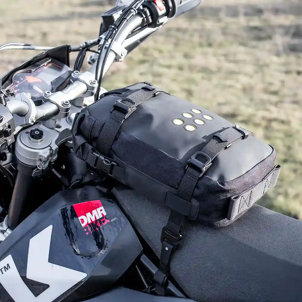 Primer plano de la construcción y material del Kriega OS-6 ADVENTURE PACK - Moto Garage Miami