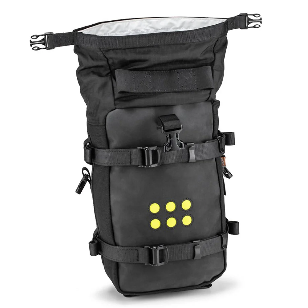 Detalle posterior y spoiler integrado del equipamiento Kriega OS-6 ADVENTURE PACK - Moto Garage Miami