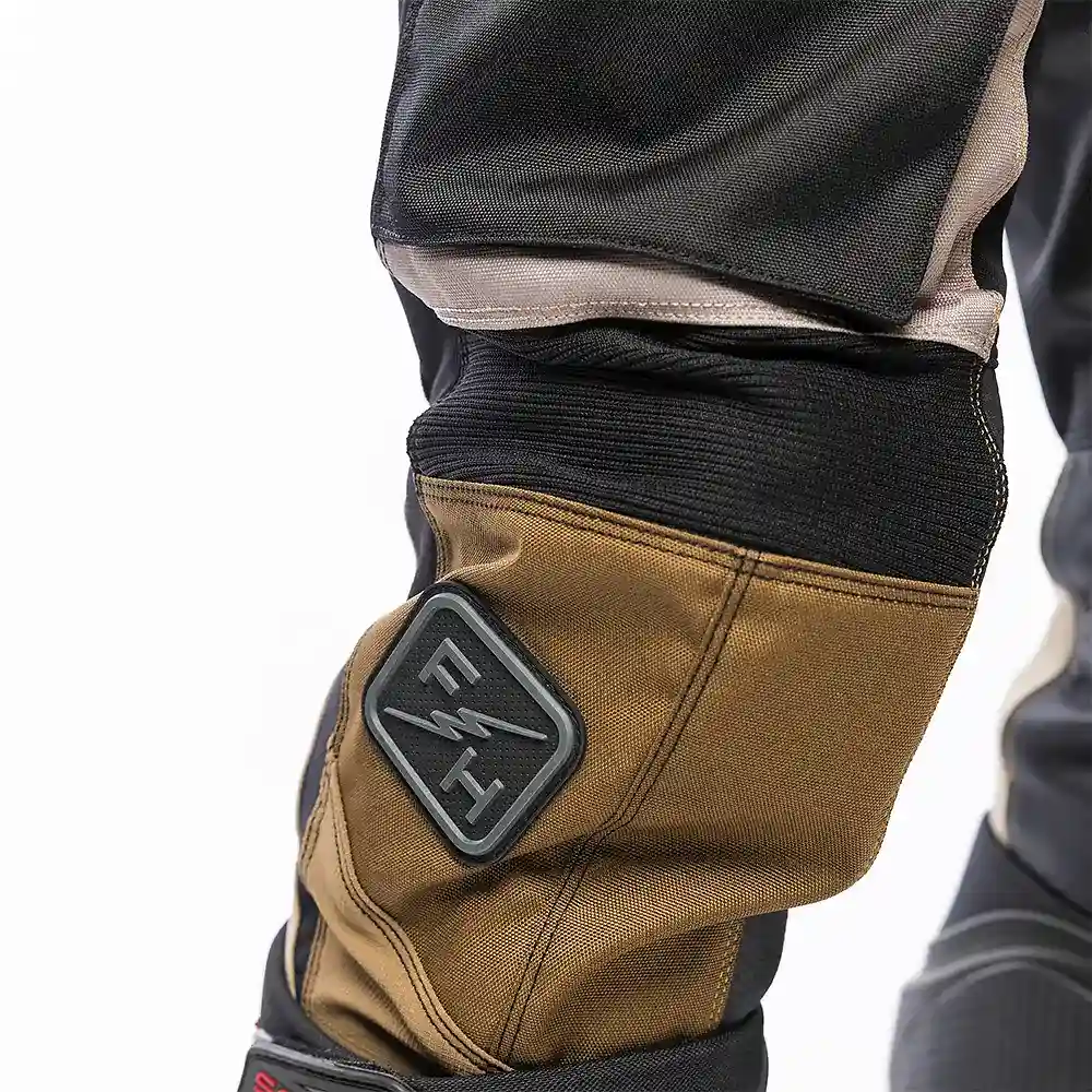 Acabados interiores y sistema de retención del modelo Matox / Pantalón Fasthouse - Moto Garage Miami