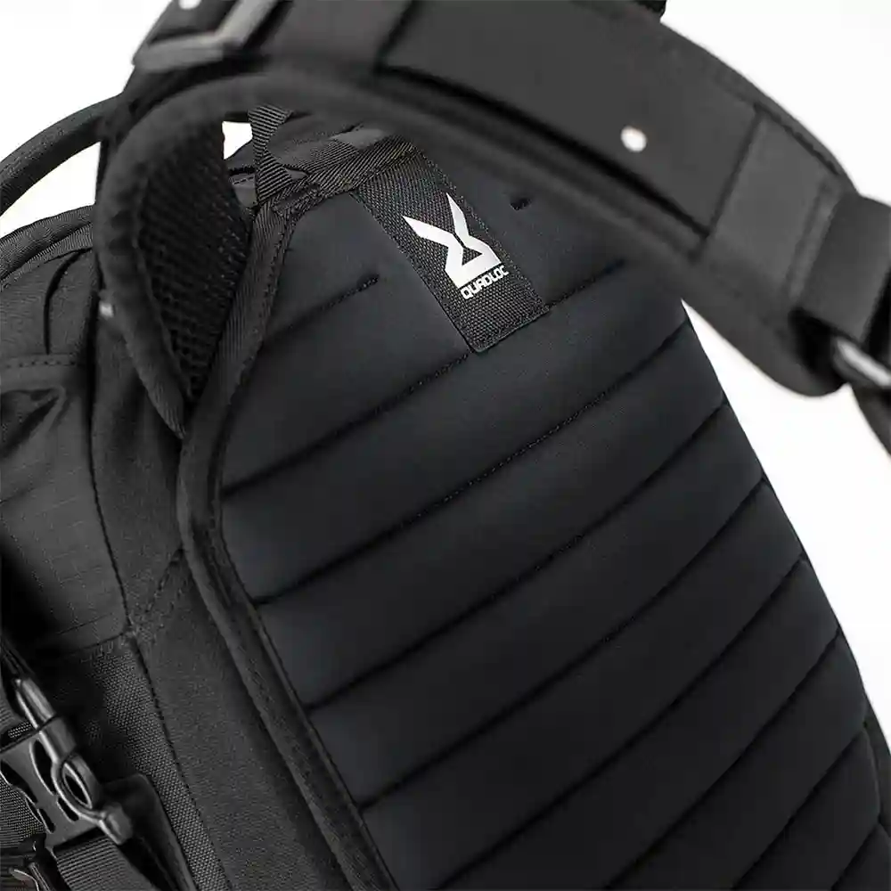 Vista frontal y diseño de calota del Mochila R25 V2 - Moto Garage Miami