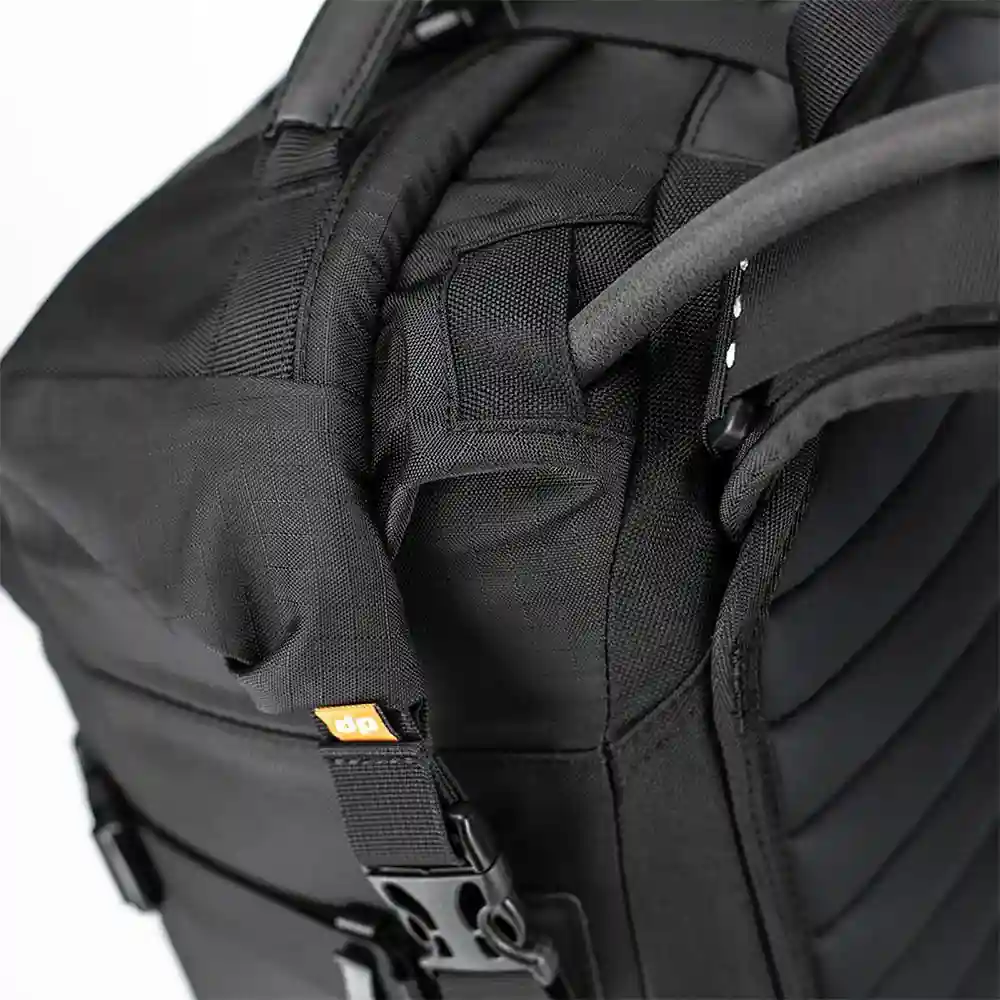 Acabados interiores y sistema de retención del modelo Mochila R25 V2 - Moto Garage Miami