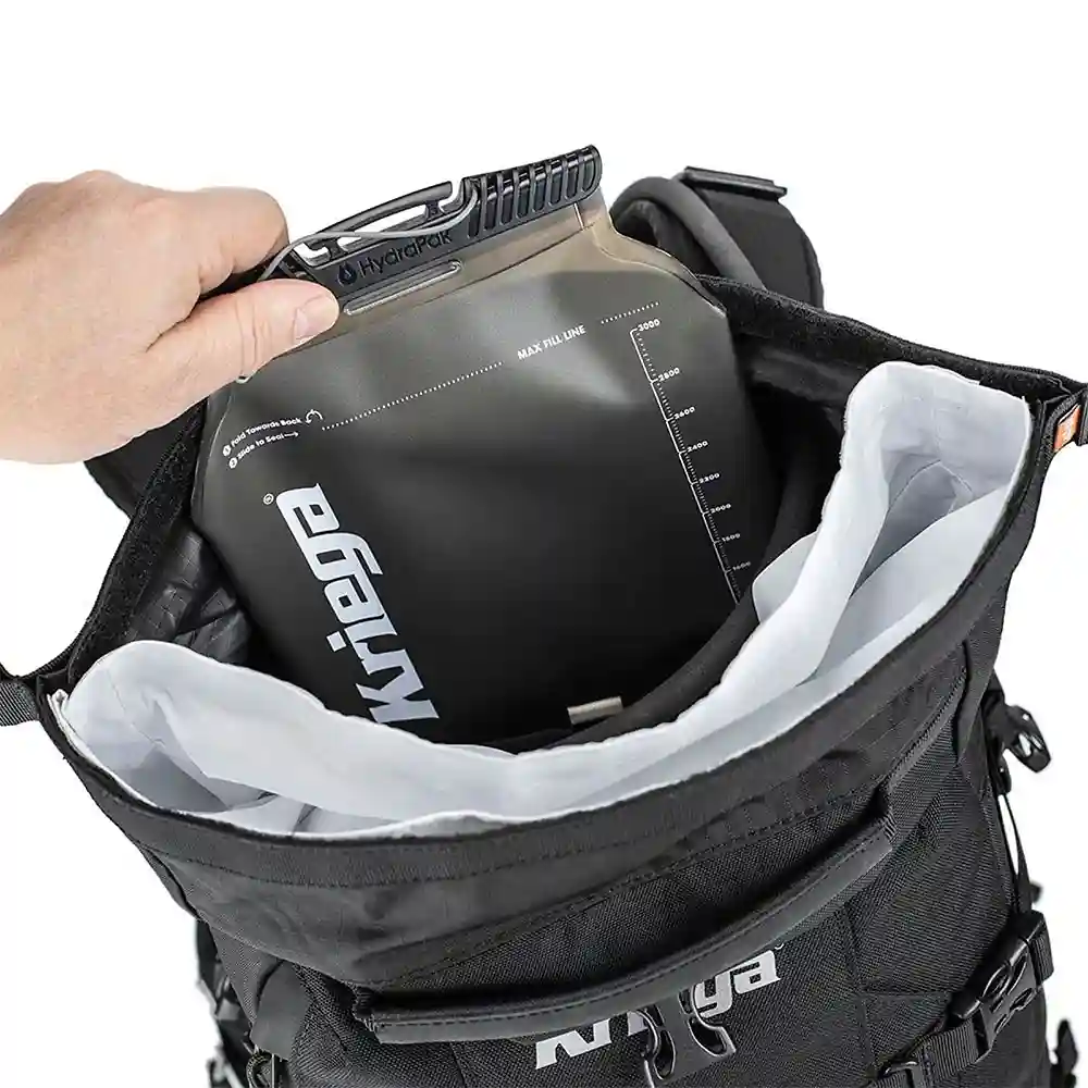 Acabados interiores y sistema de retención del modelo Mochila R25 V2 - Moto Garage Miami