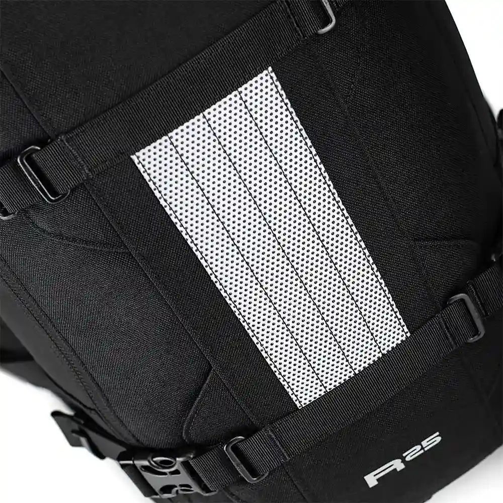 Detalle posterior y spoiler integrado del equipamiento Mochila R25 V2 - Moto Garage Miami