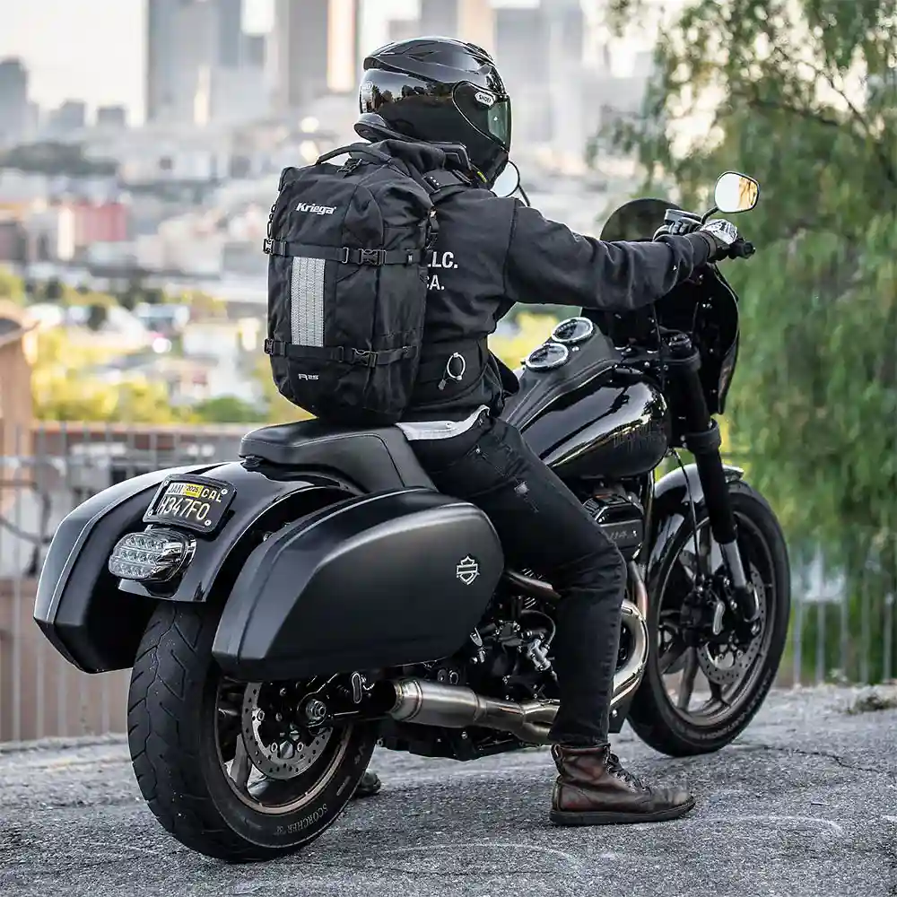 Perfil aerodinámico y sistema de ventilación del Mochila R25 V2 - Moto Garage Miami
