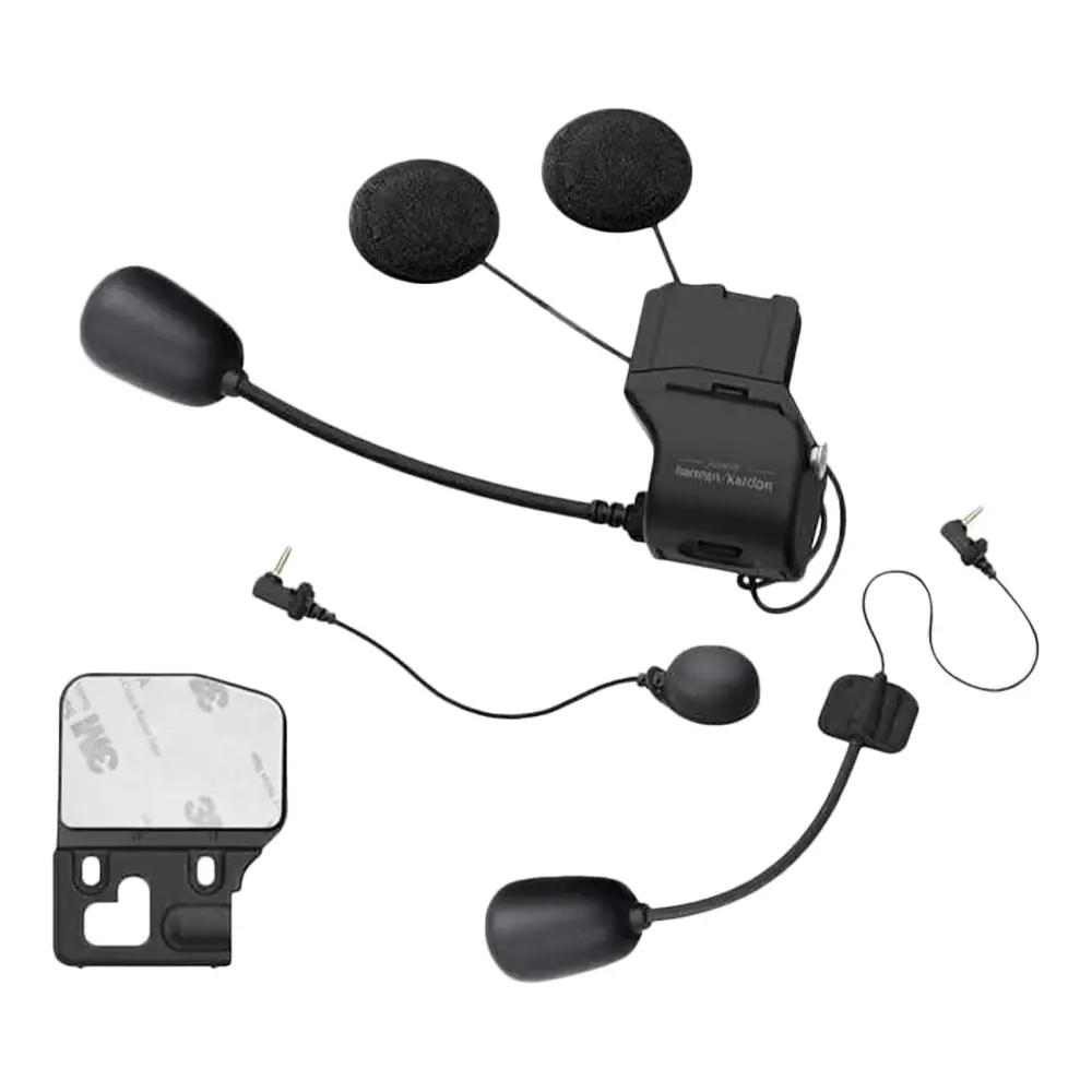 Sistema de intercomunicador Bluetooth Harman Kardon para casco de motocicleta, componentes separados: unidad principal, dos altavoces con cable, micrófono de brazo, micrófono de botón, y soporte de montaje con adhesivo 3M. Fondo blanco.