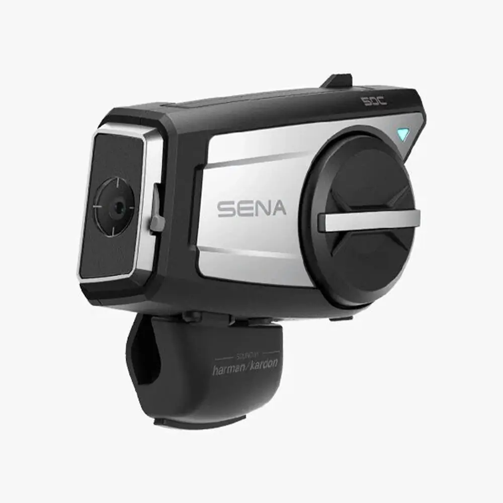 Dispositivo de comunicación y cámara Sena 50C con logo Sena y Sound by Harman Kardon.