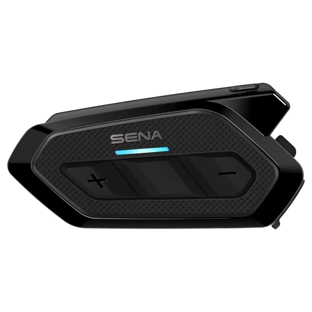 Dispositivo intercomunicador Bluetooth Sena negro para casco de motocicleta, con logo Sena iluminado en azul, botones de control de volumen y función central, y textura antideslizante.