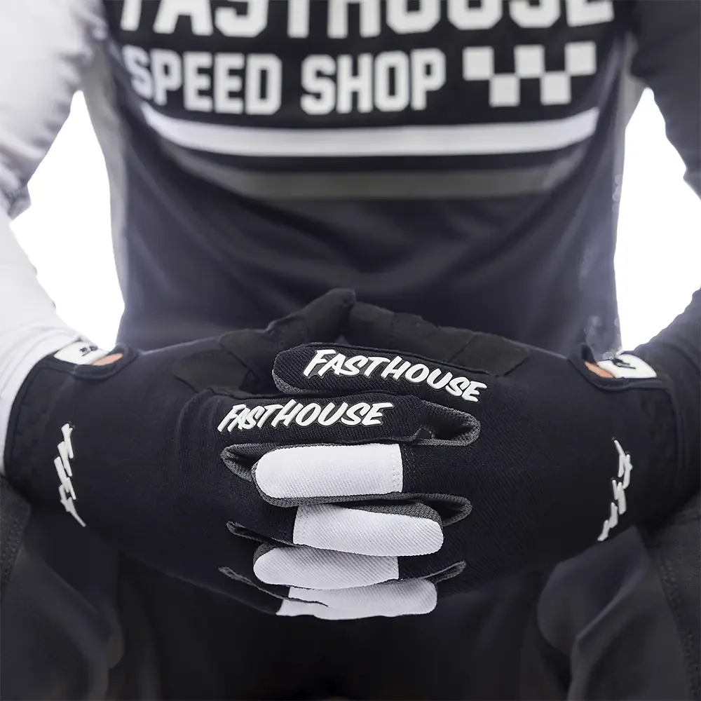 Detalle posterior y spoiler integrado del equipamiento Speed Style Hudson / Guantes Fasthouse - Moto Garage Miami