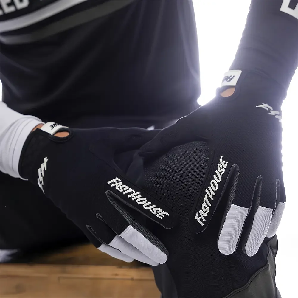 Acabados interiores y sistema de retención del modelo Speed Style Hudson / Guantes Fasthouse - Moto Garage Miami