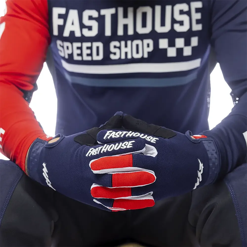 Acabados interiores y sistema de retención del modelo Speed Style Hudson / Guantes Fasthouse - Moto Garage Miami