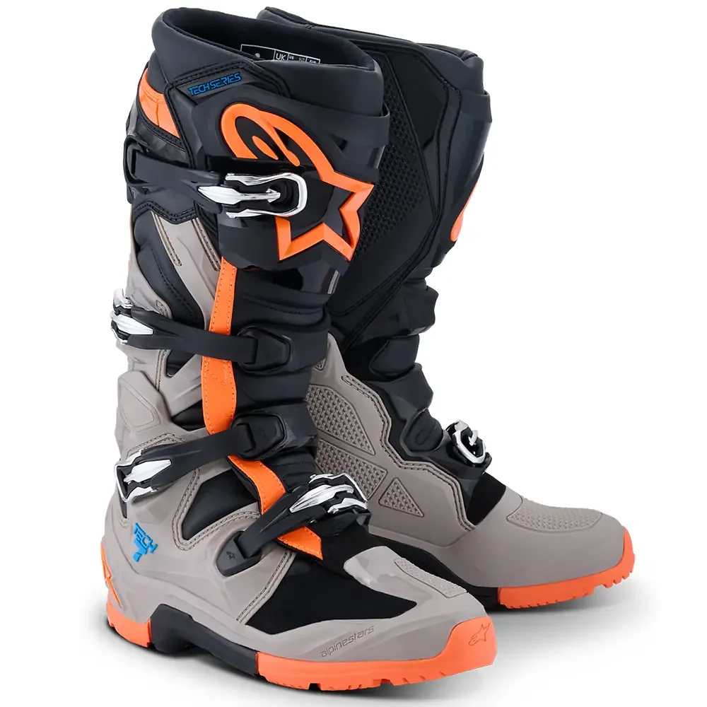 Detalle de pintura y diseño en tonalidad Negro/Gris Cálido/Naranja Fluor, 13 del TECH 7 Enduro 2026 / Botas - Moto Garage Miami