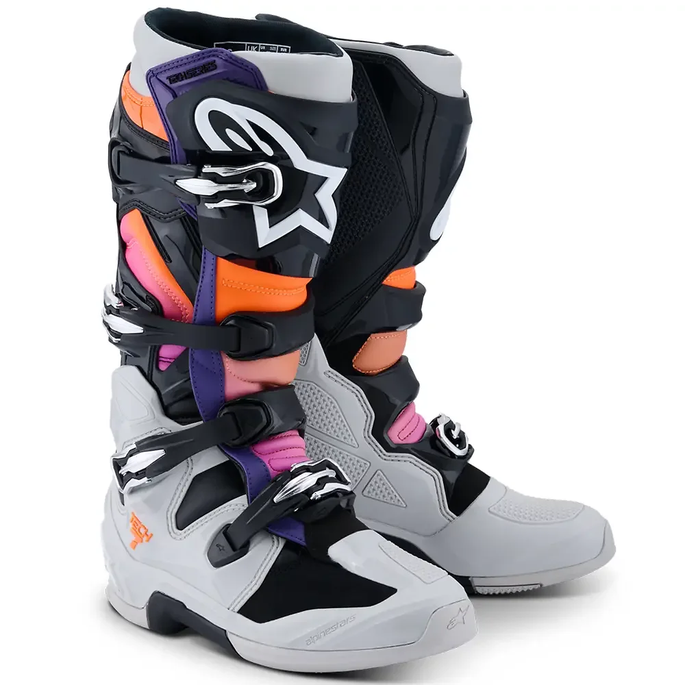 Materiales y estética visual de la versión Negro/Gris Claro/Naranja Fluor/Magnta, 13 del TECH 7 MX / Botas - Moto Garage Miami