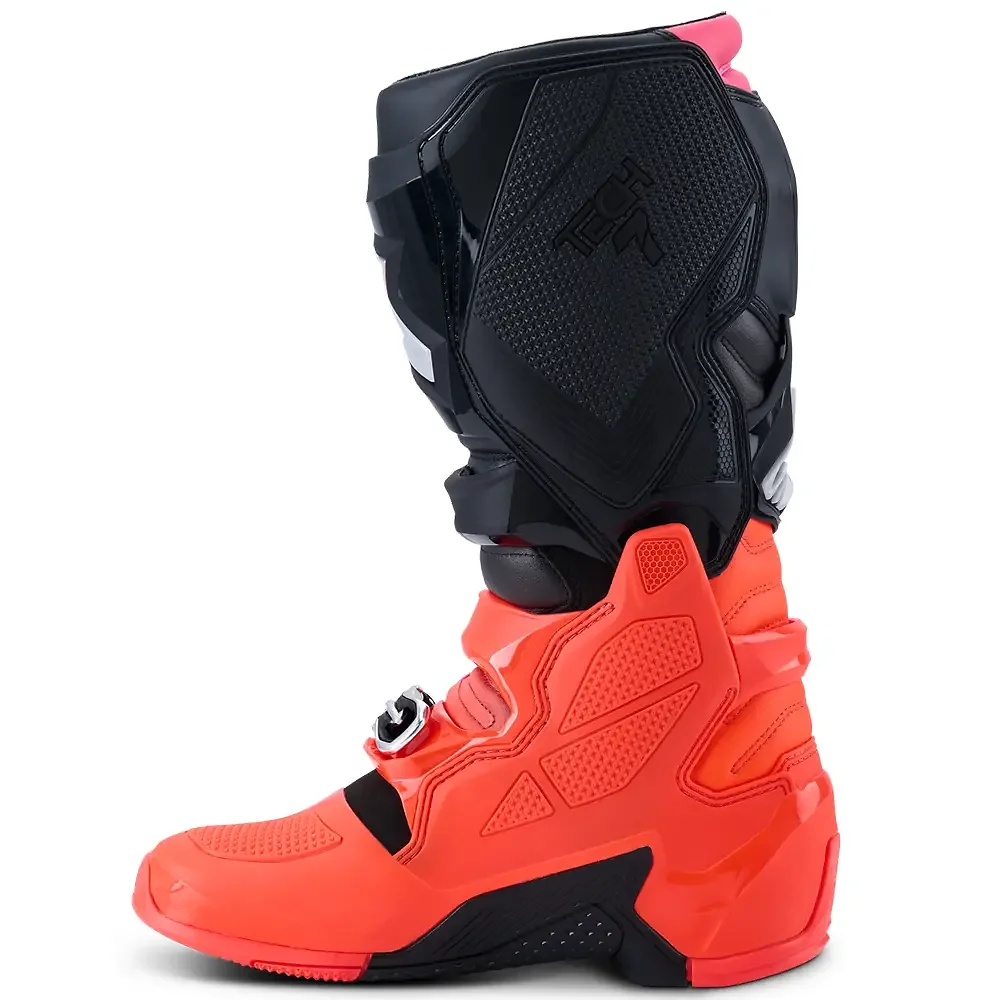 Detalle posterior y spoiler integrado del equipamiento TECH 7 MX / Botas Alpinestars - Moto Garage Miami