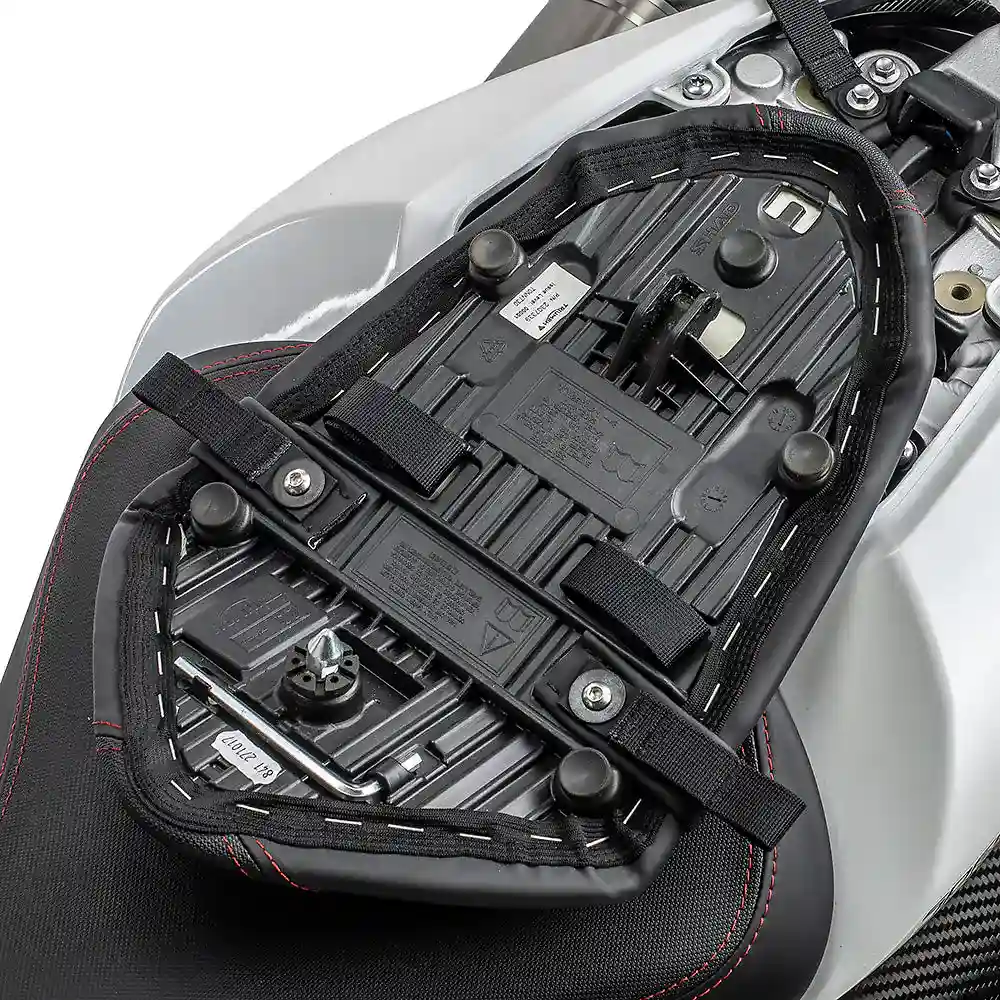 Detalle posterior y spoiler integrado del equipamiento Montaje US-DRYPACK TRIUMPH SPEED TRIPLE - Moto Garage Miami