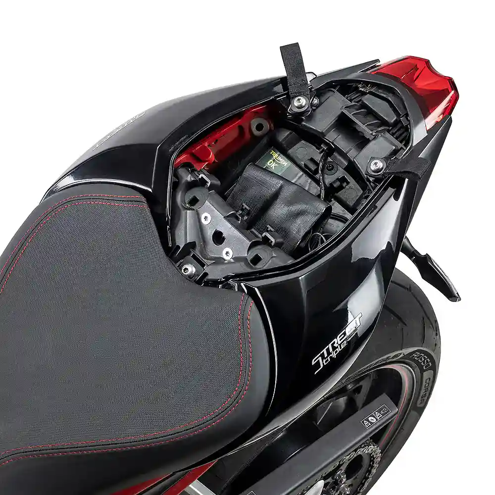 Perfil aerodinámico y sistema de ventilación del Montaje US-DRYPACK TRIUMPH STREET TRIPLE - Moto Garage Miami