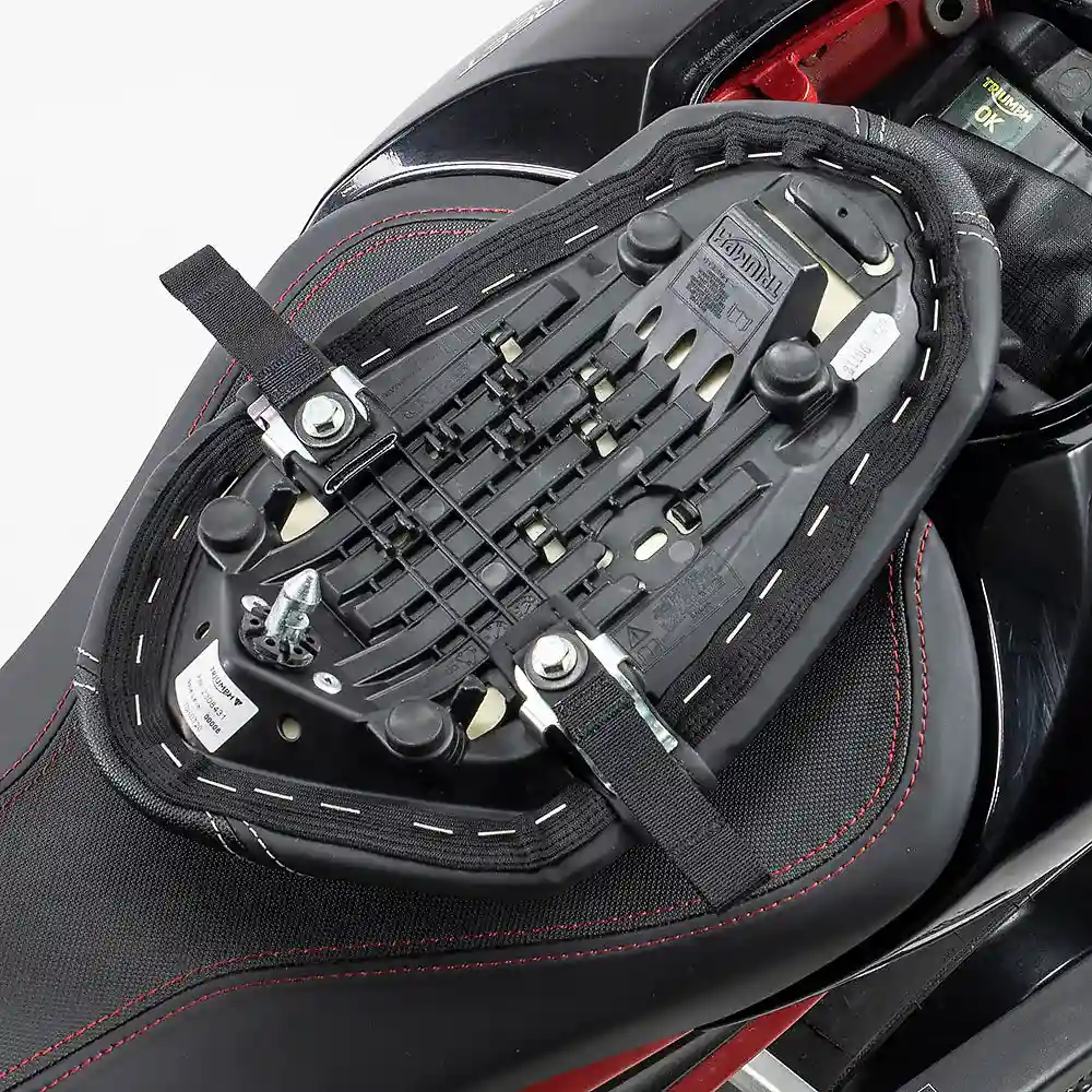 Detalle posterior y spoiler integrado del equipamiento Montaje US-DRYPACK TRIUMPH STREET TRIPLE - Moto Garage Miami