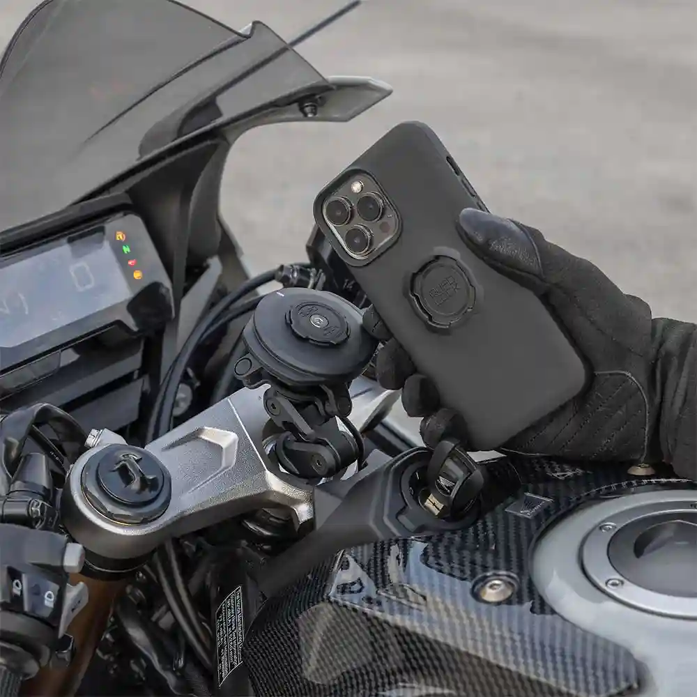 Acabados interiores y sistema de retención del modelo CABEZAL DE CARGA INALÁMBRICO USB RESISTENTE A LA INTEMPERIE - Moto Garage Miami