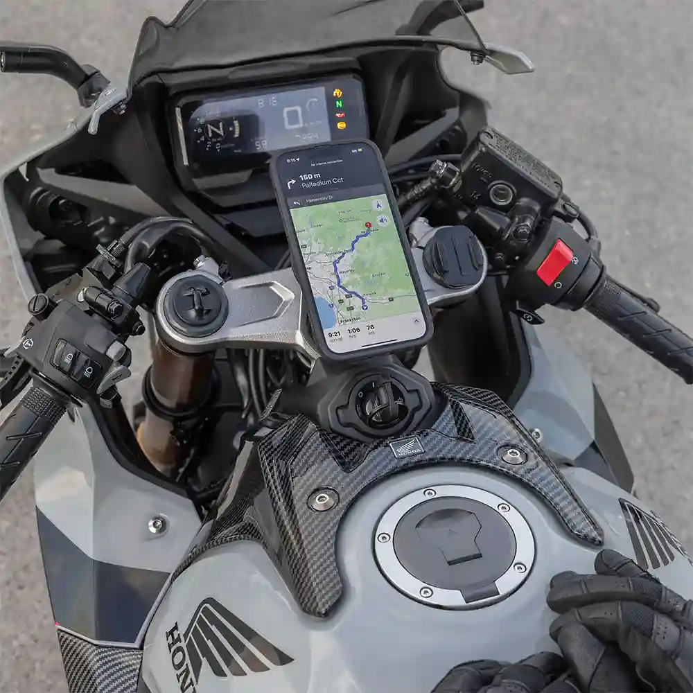 Primer plano de la construcción y material del CABEZAL DE CARGA INALÁMBRICO USB RESISTENTE A LA INTEMPERIE - Moto Garage Miami