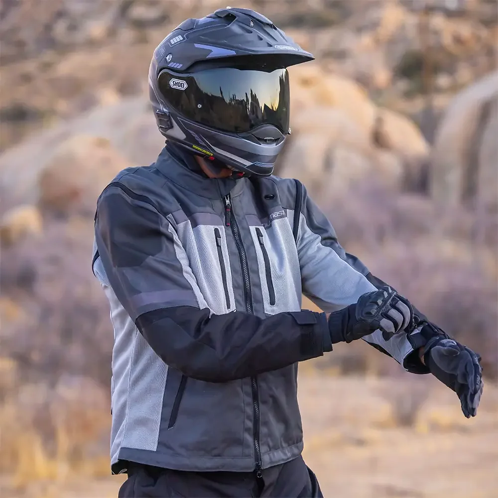 Vista frontal y diseño de calota del Adventure Lite Mesh Chaqueta Tourmaster - Moto Garage Miami