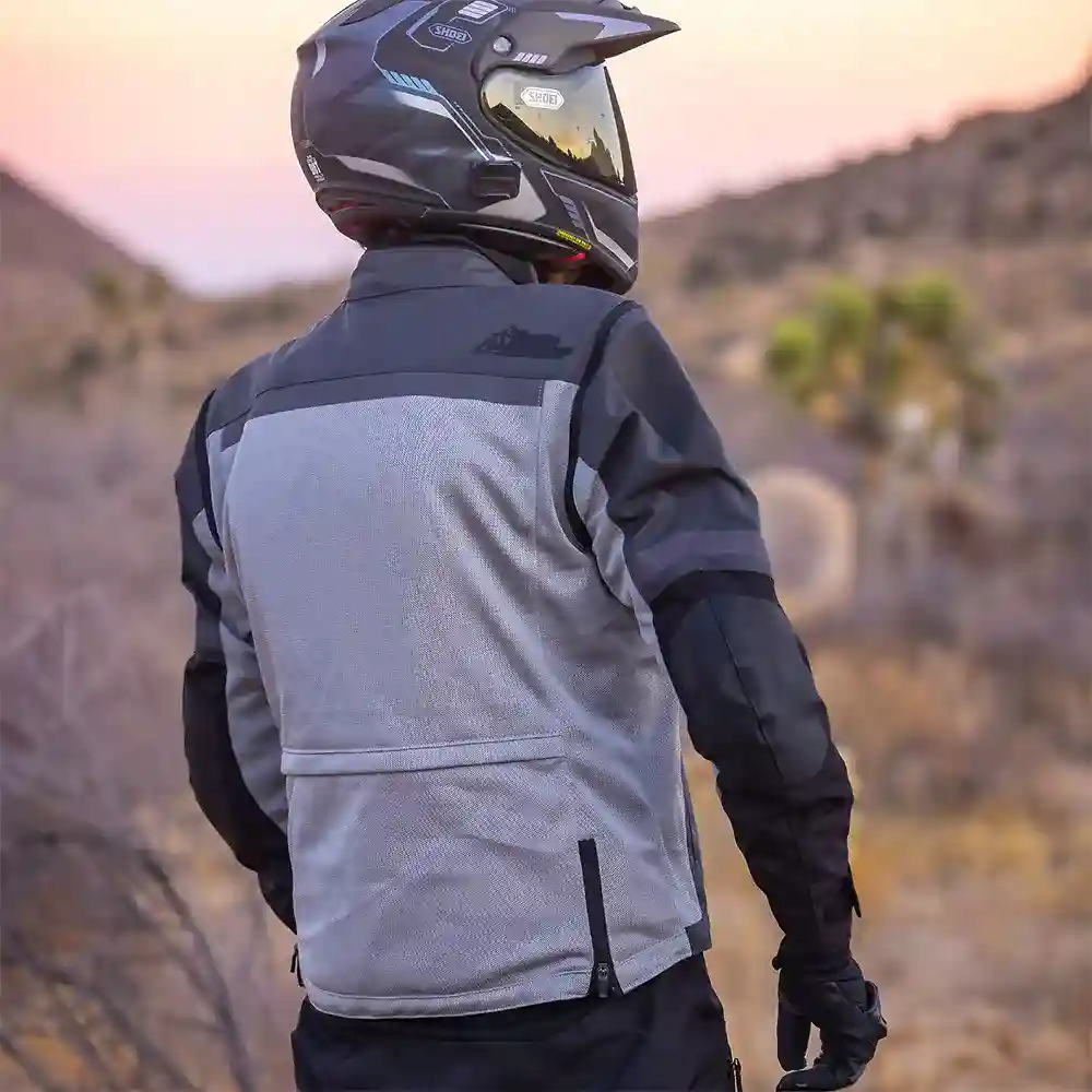 Detalle posterior y spoiler integrado del equipamiento Adventure Lite Mesh Chaqueta Tourmaster - Moto Garage Miami