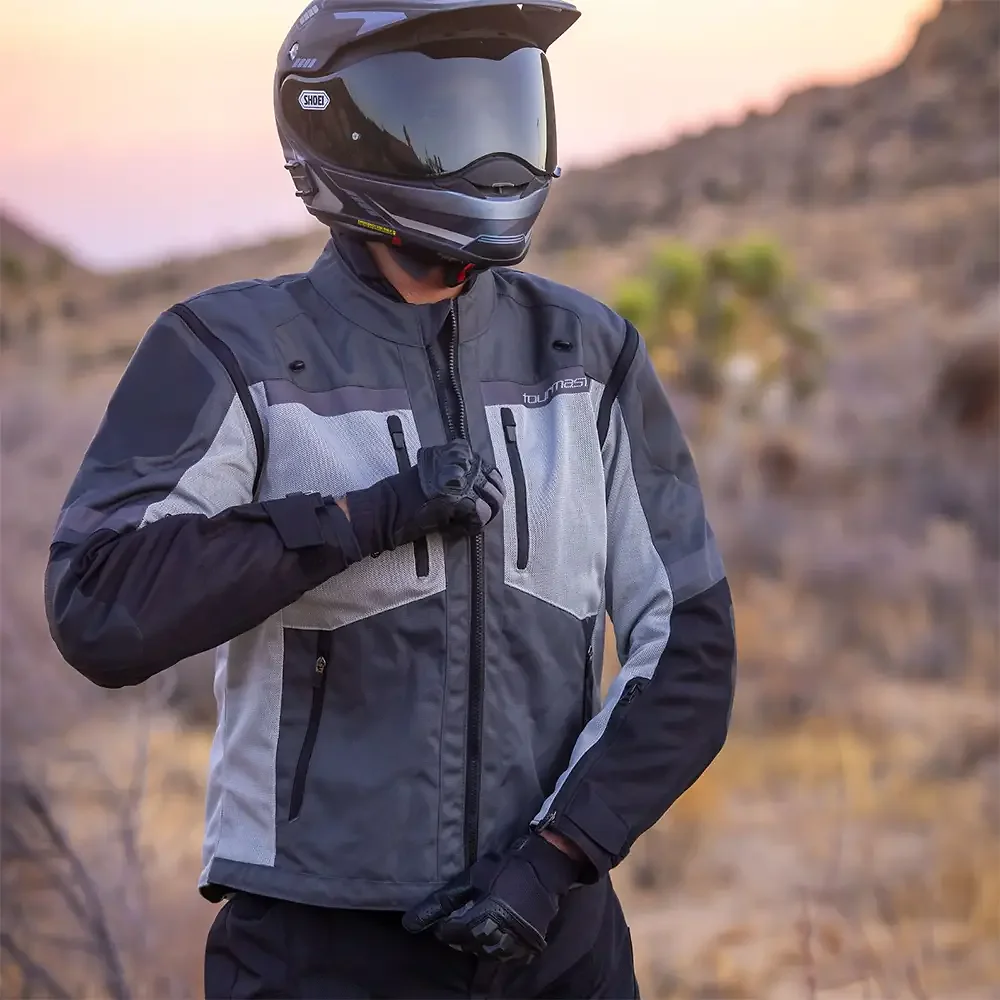 Acabados interiores y sistema de retención del modelo Adventure Lite Mesh Chaqueta Tourmaster - Moto Garage Miami