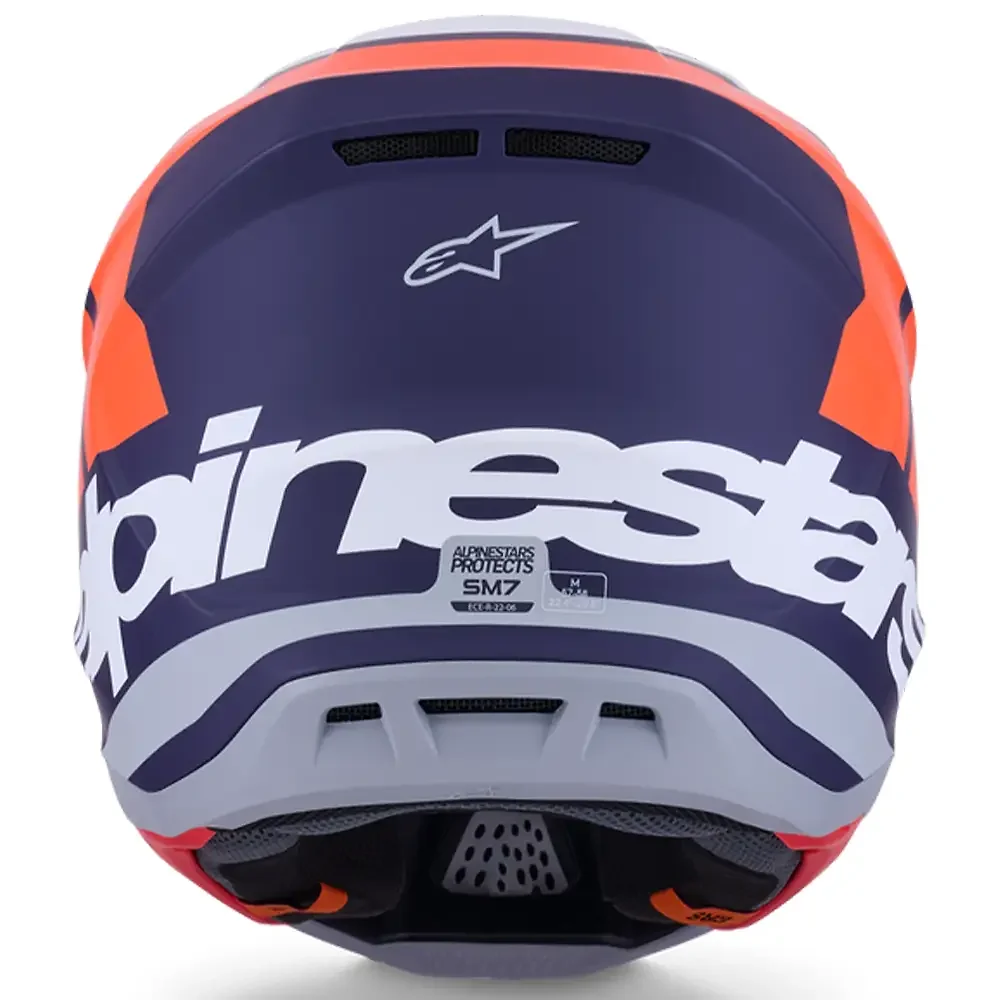 Detalle posterior y spoiler integrado del equipamiento SM7 CORE - Casco Alpinestars - Moto Garage Miami