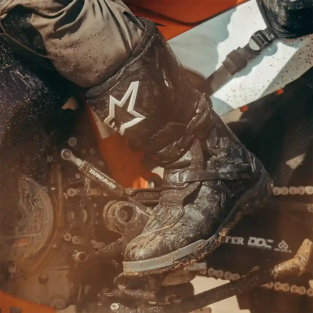 Primer plano de la construcción y material del COROZAL V2 Drystar® Botas Alpinestars - Moto Garage Miami