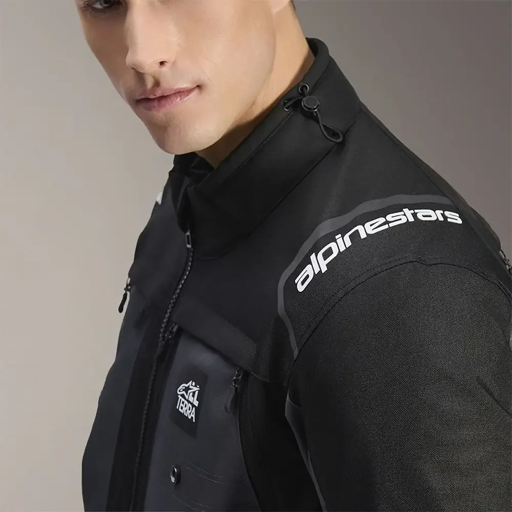 Detalle posterior y spoiler integrado del equipamiento CUSCO DRYSTAR® / Chaqueta Alpinestars - Moto Garage Miami