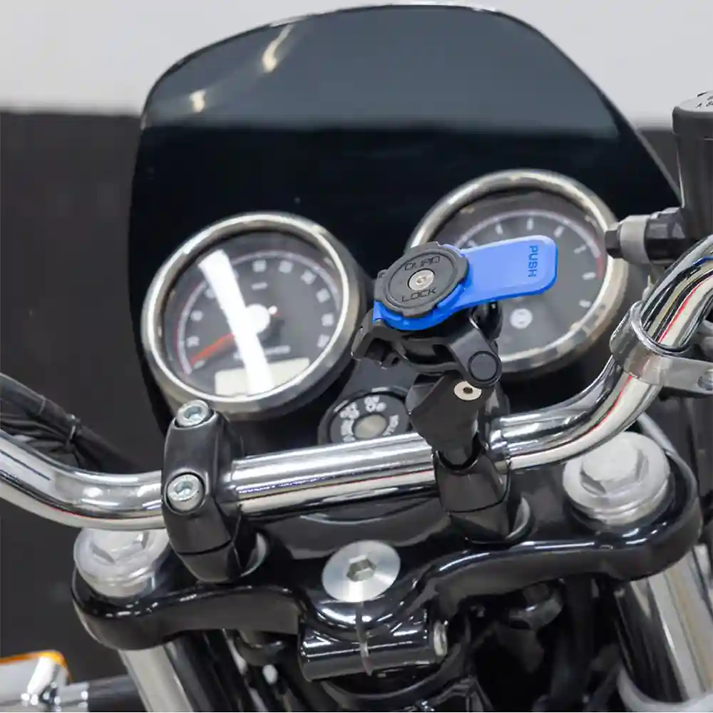 Detalle posterior y spoiler integrado del equipamiento SOPORTE DE ABRAZADERA PARA MANILLAR - Moto Garage Miami